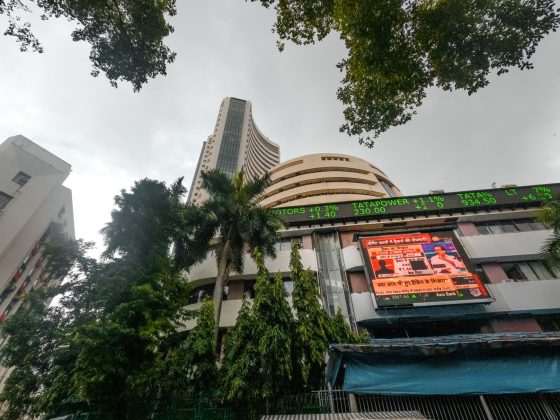 पहलगम दहशतवादी हल्ल्यामुळे तणावात सेन्सेक्स 1000 गुणांहून अधिक पडतो