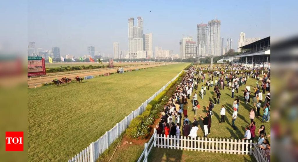 5 रेसकोर्स घोड्यांनी हल्ला केला; 3 पर्यवेक्षकासह बुक केले