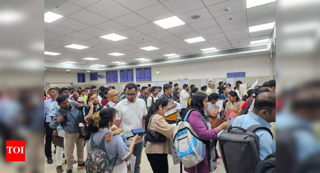 बरेच अर्जदार मुंदवा पासपोर्ट कार्यालयात लांब रांगांची तक्रार करतात