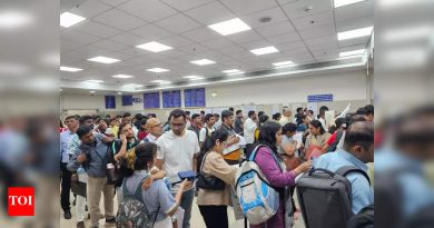 बरेच अर्जदार मुंदवा पासपोर्ट कार्यालयात लांब रांगांची तक्रार करतात