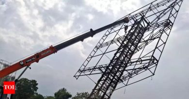 पीएमआरडीएने महामार्गालगत बेकायदेशीर होर्डिंग्जवर 55 स्ट्रक्चर्स काढून टाकल्या