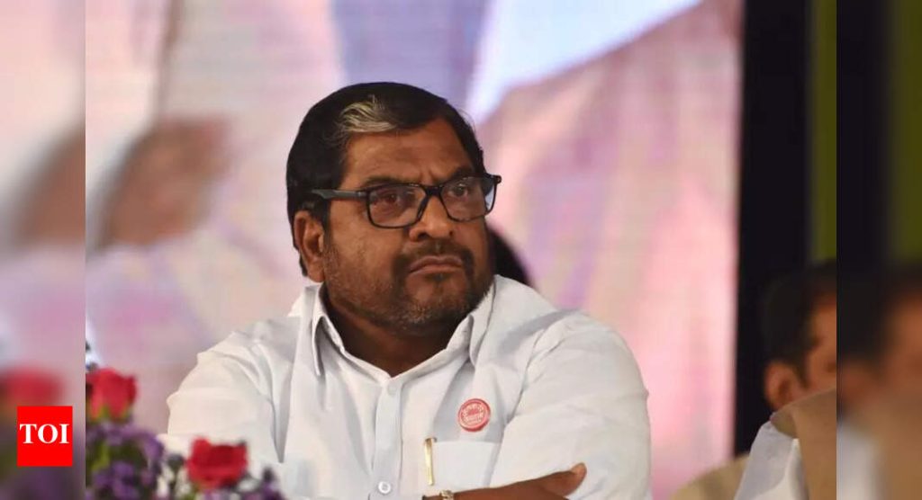 प्रभारी महाराष्ट्र प्रभारी राज्य सरकारला पूर मदत विलंब झाल्यावर राज्य सरकारवर टीका करते, कर्ज माफीची मागणी करते