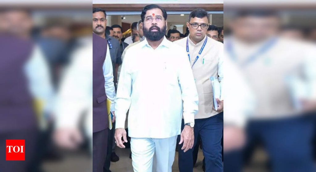 पूरग्रस्त शेतकर्‍यांच्या बाजूने योग्य निर्णय घेण्यासाठी सरकार; राजकारणास मुद्द्यात आणण्याची गरज नाही: शिंदे