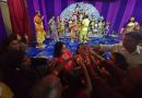 मोहक धुनुची नच दुर्गा पूजा पंडल येथे मध्यभागी स्टेज घेते