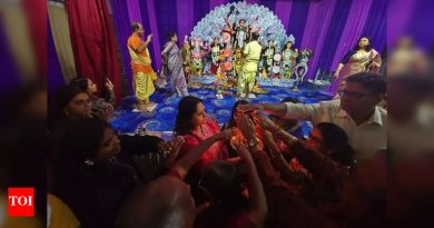 मोहक धुनुची नच दुर्गा पूजा पंडल येथे मध्यभागी स्टेज घेते