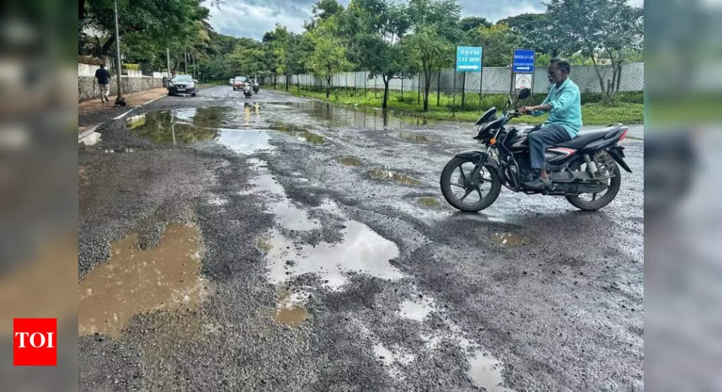 खडकी कॅन्टच्या ओलांडून खड्डे वाहतुकीच्या स्नारल्सकडे वळतात