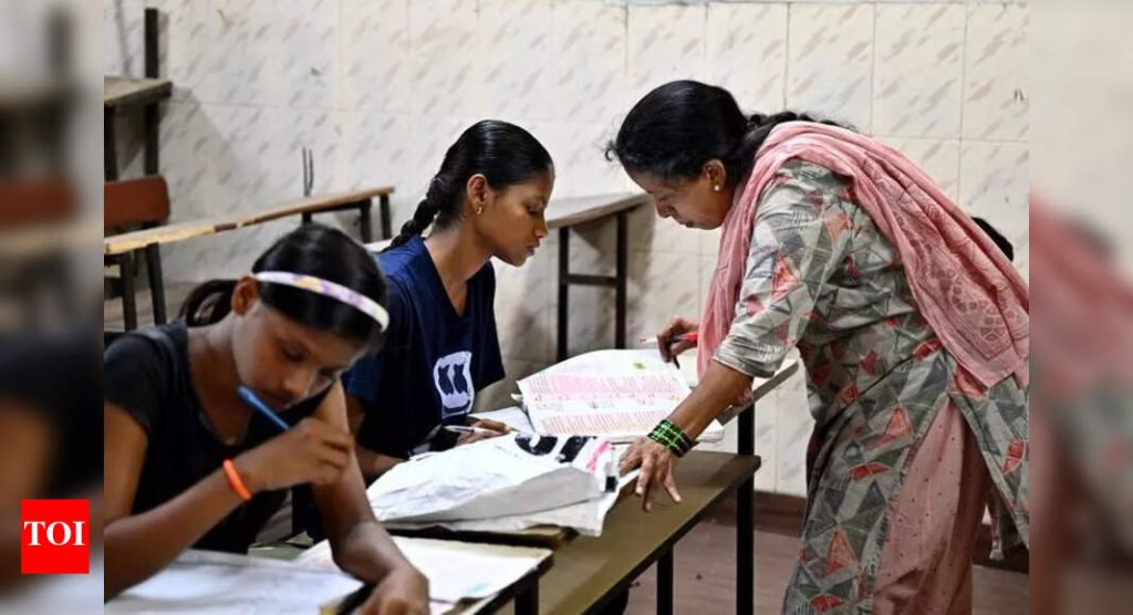 225 चिंता वाढविल्यामुळे 4 के जिल्हा पॅरिशाद शाळेच्या शिक्षकांच्या हस्तांतरणाने विलंब केला