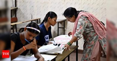 225 चिंता वाढविल्यामुळे 4 के जिल्हा पॅरिशाद शाळेच्या शिक्षकांच्या हस्तांतरणाने विलंब केला