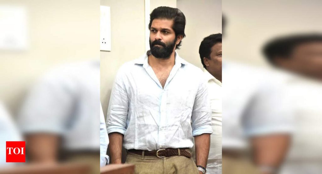 अमित ठाकरे यांनी सोमवारीच्या पोस्टर रकससाठी एबीव्हीपी सदस्यांविरूद्ध कठोर कारवाईची मागणी केली