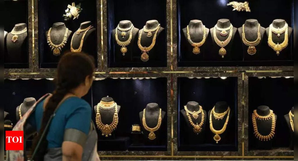 ग्राहक हलके वजनाचे दागिने आणि सोन्याची नाणी निवडतात कारण उच्च किमती सणासुदीच्या खरेदीला आकार देतात