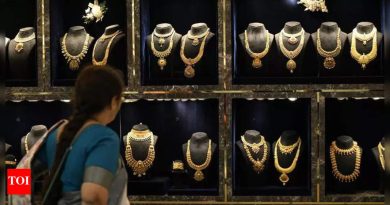 ग्राहक हलके वजनाचे दागिने आणि सोन्याची नाणी निवडतात कारण उच्च किमती सणासुदीच्या खरेदीला आकार देतात