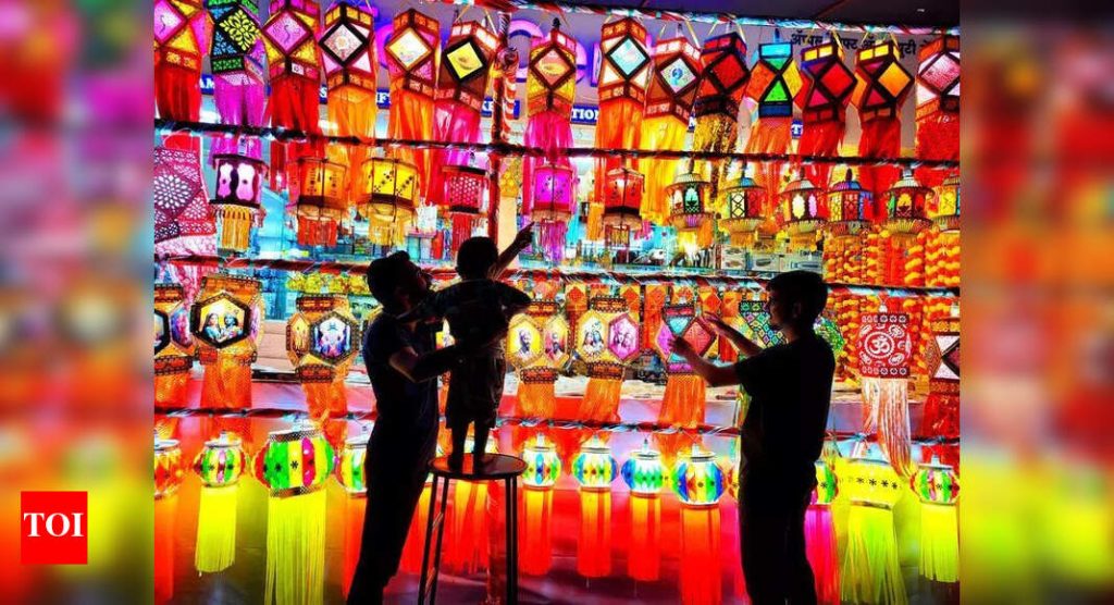 तेलाच्या आंघोळीपासून ते पत्ते खेळापर्यंत, पुणे आपल्या अनेक परंपरेनुसार दिवाळी साजरी करते