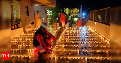 लक्ष्मीपूजनासाठी पुणे उजळून निघते, घरे आणि मंदिरे भक्तीने उजळून निघतात