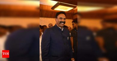 माजी खासदाराला मुख्यमंत्र्यांनी क्लीन चिट दिल्यानंतर सेनेने (UBT) डॉक्टर आत्महत्येची चौकशी करण्याची मागणी केली आहे