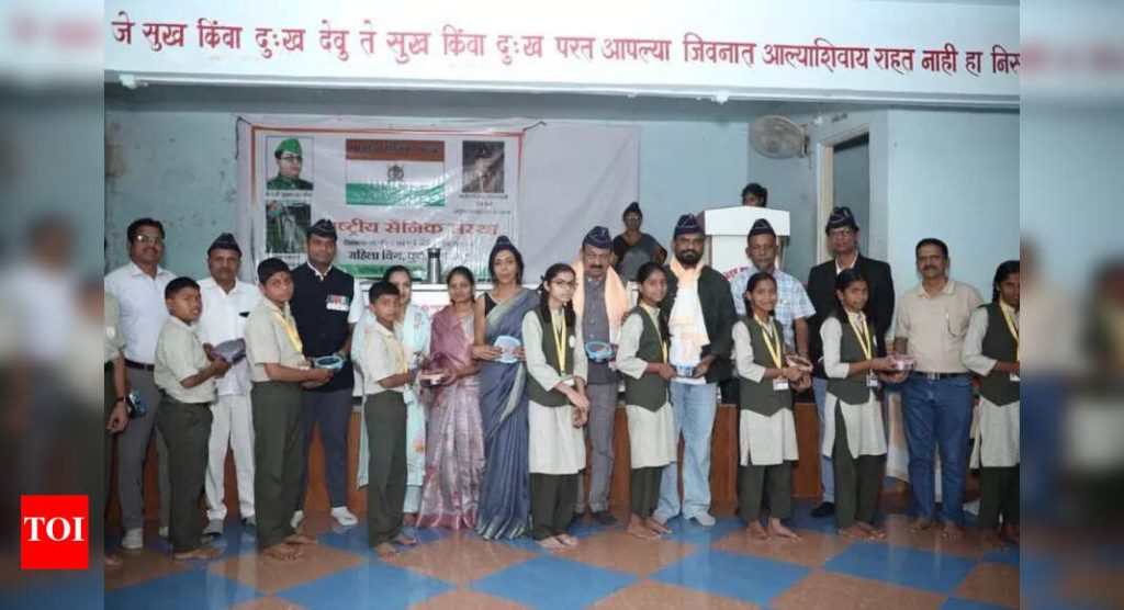 शाळकरी मुलांसाठी प्लास्टिक गुंडाळलेल्या जेवणाविरुद्ध पुण्यातील शेतकऱ्याचा लढा