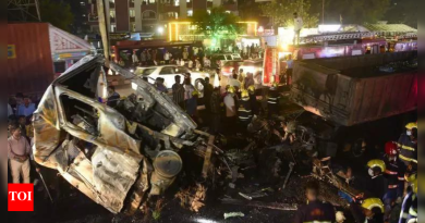 पुण्यात भीषण अपघात: 2 ट्रकमध्ये सँडविच केलेली कार फुटल्याने 8 ठार, 13 जखमी; जळलेल्या अवशेषांनी पसरलेला महामार्ग