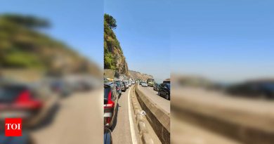 आई पुण्याला 8 तासात : वीकेंडच्या गर्दीमुळे मार्ग ठप्प, प्रवाशांची कोंडी