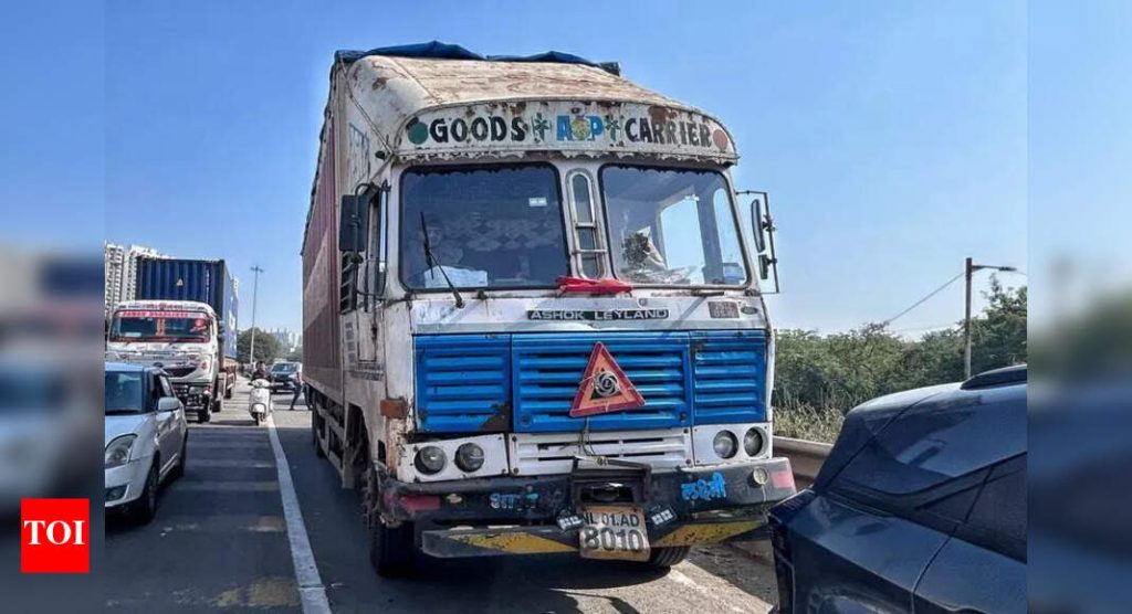 कात्रज देहू रोड बायपासवर कंटेनर ट्रकचा ढीग, पाच वाहनांचे नुकसान