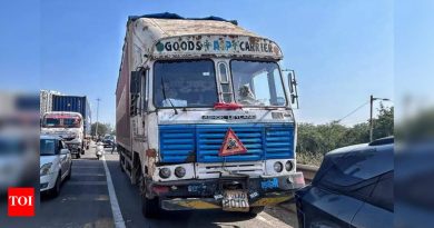 कात्रज देहू रोड बायपासवर कंटेनर ट्रकचा ढीग, पाच वाहनांचे नुकसान