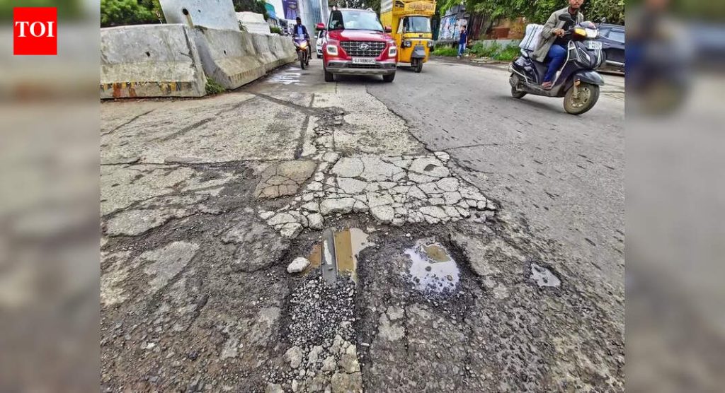 खड्डे दुरुस्तीच्या कामावर देखरेख ठेवल्याबद्दल पुणे महापालिकेने दोन अधिकाऱ्यांना निलंबित केले