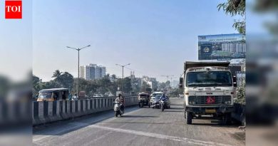 मुंबई-बेंगळुरू महामार्गालगत असलेल्या सर्व्हिस रोडमुळे वाहतुकीला अडथळा निर्माण होतो