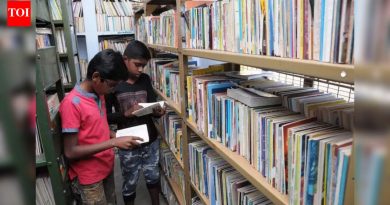 राज्यातील सार्वजनिक ग्रंथालयांच्या संरक्षकांनी कमी पगार, सरकारचे दुर्लक्ष याचा निषेध