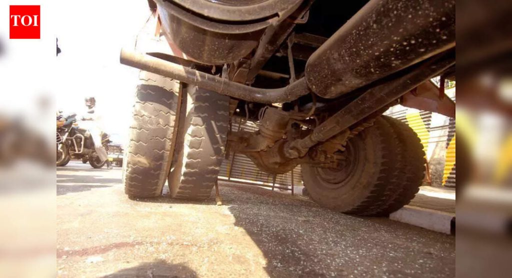 पार्क केलेल्या वाहनाच्या दरवाजावर आदळल्यानंतर मेकॅनिक ट्रकने पलायन केले