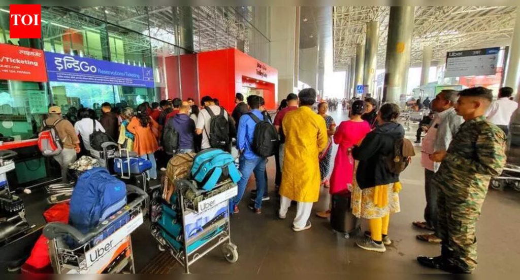 वृद्ध महिलेला व्हीलचेअरवर थांबण्यास भाग पाडले, CRPF जवान ड्युटीसाठी रिपोर्टिंगला चुकला