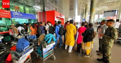 वृद्ध महिलेला व्हीलचेअरवर थांबण्यास भाग पाडले, CRPF जवान ड्युटीसाठी रिपोर्टिंगला चुकला