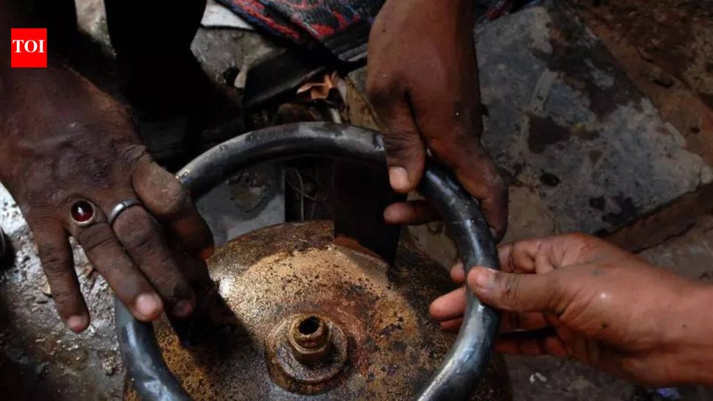 शेवाळवाडी येथे सिलिंडरचा स्फोट होऊन दोन कामगार जखमी