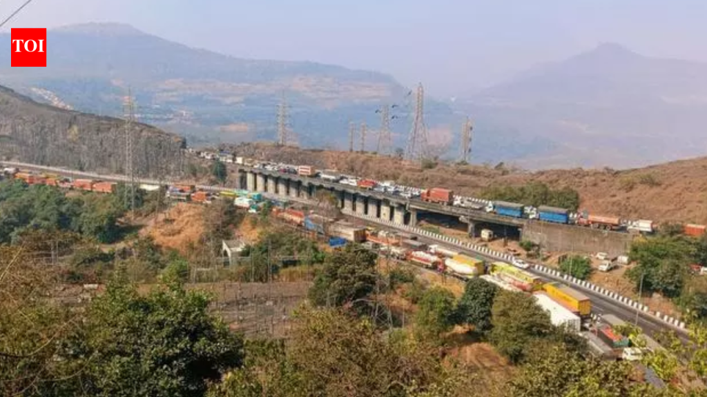 प्रोपीलीन गॅस टँकर उलटल्याने मुंबई-पुणे एक्स्प्रेस वेवर 32 तास अडकून एक हजार
