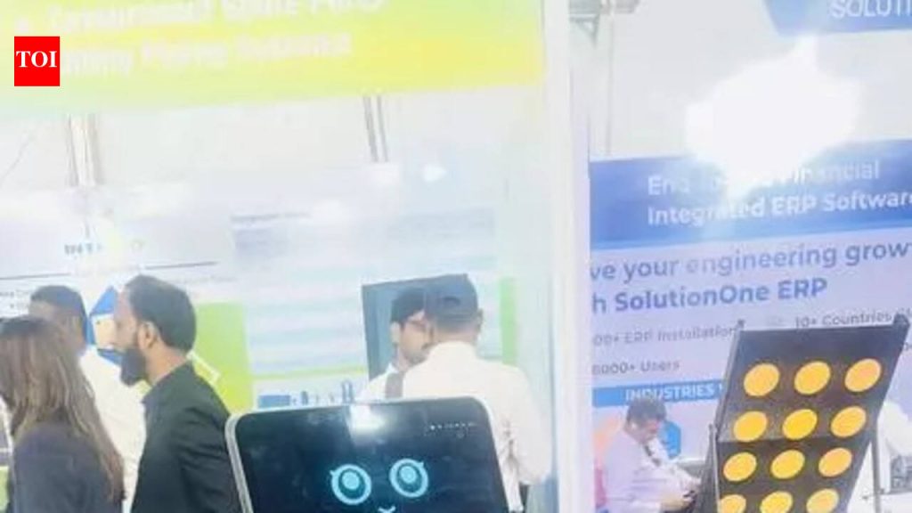 महा-टेक औद्योगिक प्रदर्शनात बायोमेट्रिक कार्ड आणि एआय रोबोट चमकले