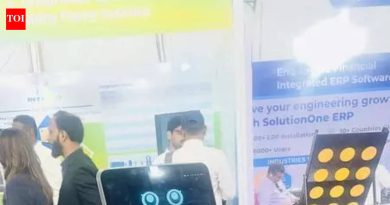 महा-टेक औद्योगिक प्रदर्शनात बायोमेट्रिक कार्ड आणि एआय रोबोट चमकले