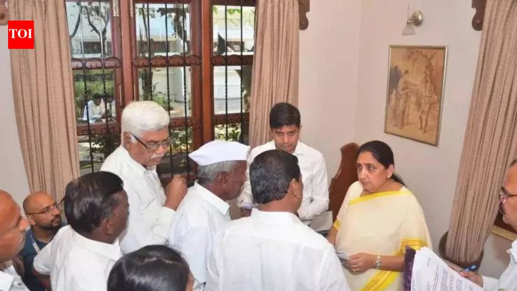 उपमुख्यमंत्री सुनेत्रा यांच्या बारामतीतील नागरिकांशी पहिल्या संवाद सत्रात अजित दादांनी दिलेले आश्वासन पूर्ण करण्याचे आवाहन