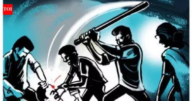 तिघांनी किराणा व्यापाऱ्याला धमकावून दोन लाख रुपये लुटले