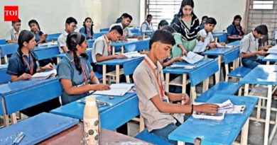 संपूर्ण महाराष्ट्रात एचएससी आणि एसएससी परीक्षांमध्ये कॉपी करण्यास मदत करणाऱ्या शिक्षक, शाळा कर्मचाऱ्यांना बोर्डाने निलंबित केले आहे