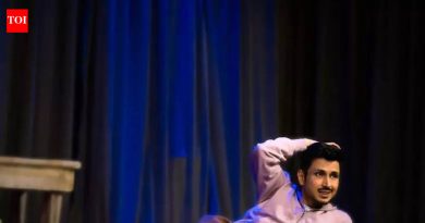 एक पुरोगामी नवरा ‘बेशरम आदमी’ मध्ये स्वतःच्या ढोंगीपणाचा सामना करतो