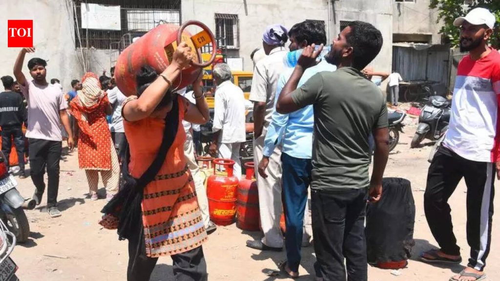 घरगुती एलपीजी ग्राहक पॅनिक बटण दाबतात, बुकिंग वाढतात, रांगा लांबतात