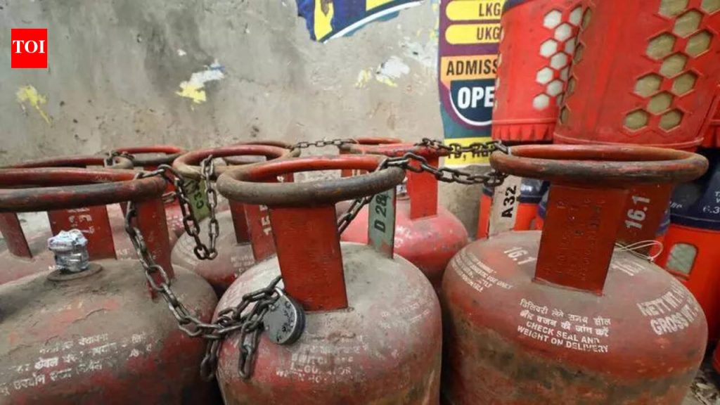 पुण्यातील कंपन्यांमधील कॅफेटेरिया एलपीजी सिलिंडरच्या कमतरतेवर काम करू लागले आहेत