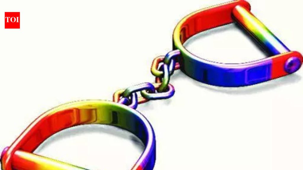 सहा महिलांचे खिसे चोरणारी टोळी पकडली