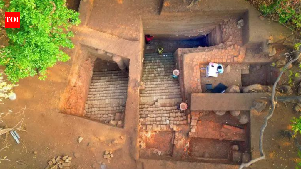 मुंबईतील एलिफंटा बेटावर पावसाच्या पाण्यासाठी 1,500 वर्षे जुना टी-आकाराचा जलाशय उत्खनन करण्यात आला आहे.