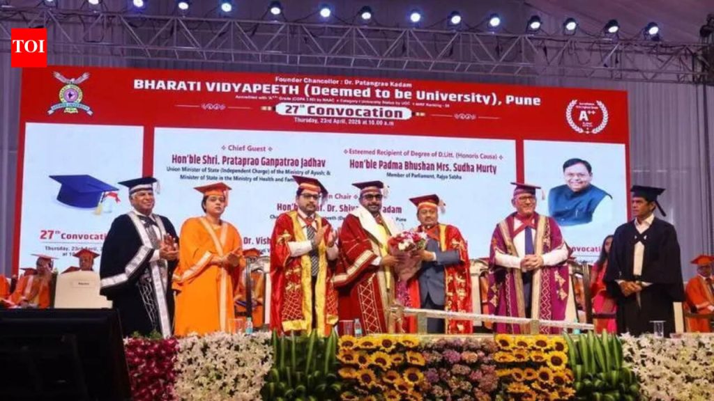 वैद्यकीय शिक्षणाच्या परिवर्तनाचे मंत्र्यांचे कौतुक, सुधा मूर्ती यांनी भारती विद्यापीठ दीक्षांत समारंभात पदवीधरांना केली प्रेरणा