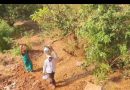आदिवासी महिला धाडसी डोंगराच्या पायथ्याशी पाण्यात चालत पडण्याचा धोका पत्करतात