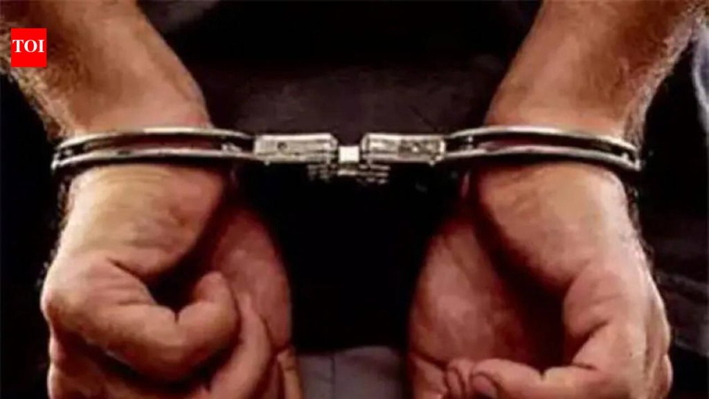 कोरेगाव पार्क येथे वकिलाने कारमध्ये विनयभंग केल्याची तक्रार केल्यानंतर चार जणांना अटक