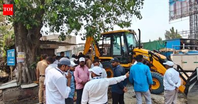 वाहतूक कोंडी कमी करण्यासाठी आळंदी नगरपरिषदेने पुणे-आळंदी रस्त्यावरील अतिक्रमण हटवले