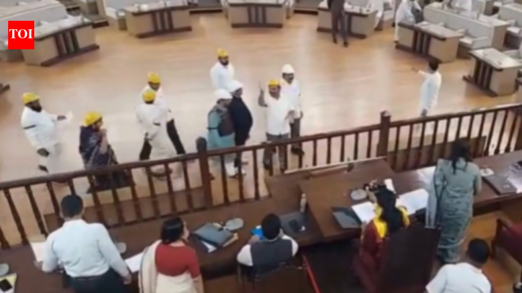 पुणे महापालिकेत विरोधी नगरसेवकांनी सभागृहात हेल्मेट घातले, भाजपची धमकी