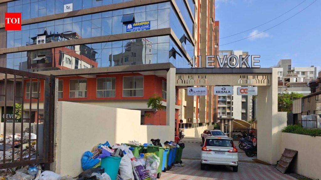 PCMC ची कचरा व्यवस्थापन यंत्रणा कोलमडली, कोपऱ्यांवर कचऱ्याचे ढीग साचले