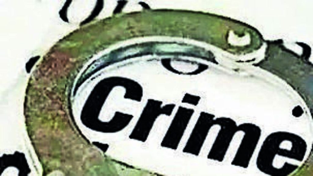पुण्यातील नवले पुलाजवळ बनावट पोलिसासह अन्य 4 जणांनी बिझमनला 1 कोटी रुपयांची रोकड लुटण्याचा प्रयत्न केला.